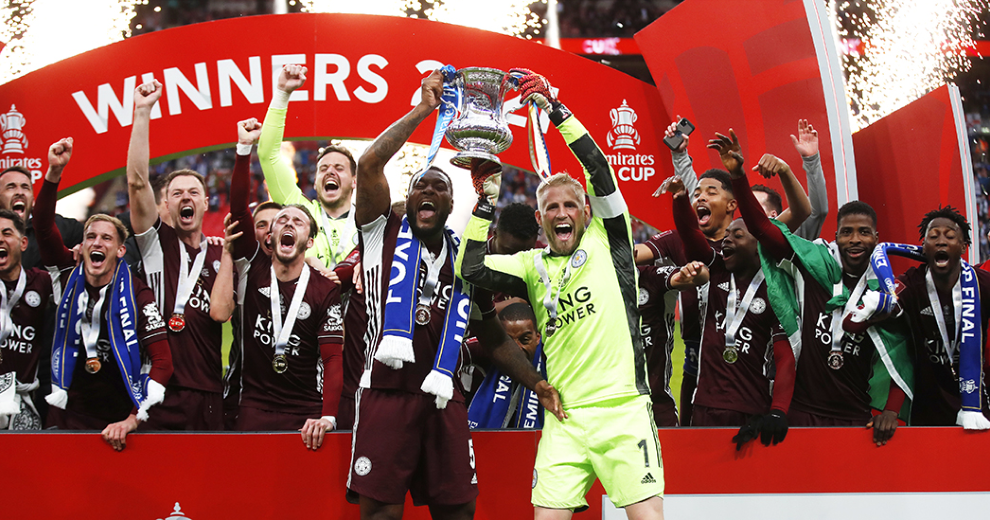 Leicester City nâng cao chiếc cúp vô địch Premier League 2015–2016 – khoảnh khắc huy hoàng trong lịch sử câu lạc bộ