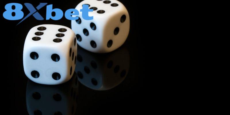 Giao diện game Tài Xỉu 8XBET với ba viên xí ngầu đang lắc